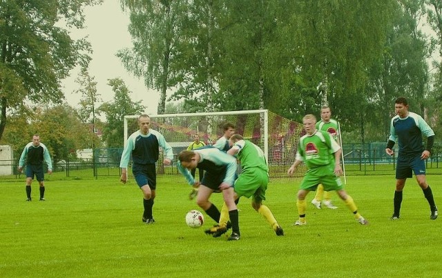 W meczu pomiędzy KS Puszcza Hajnówka a Narew/Łyski Choroszcz główny arbiter pokazał aż osiem żółtych kartek. Połowa z nich powędrowała do ekipy gospodarzy.