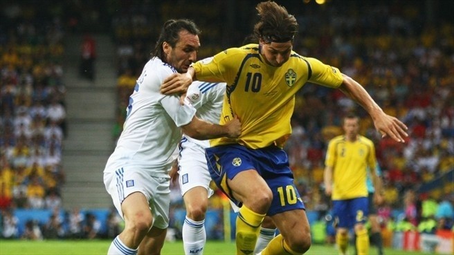 Zlatan Ibrahimović (Szwecja) w pojedynku z greckim kolosem -...