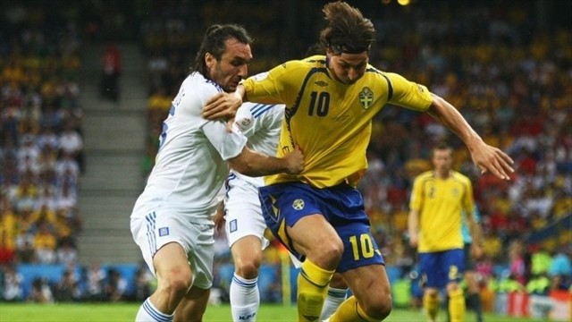 Zlatan Ibrahimović (Szwecja) w pojedynku z greckim kolosem - Sotirisem Kyrgiakosem