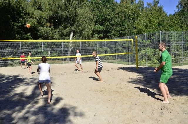 W minioną niedzielę pierwsi chętni, korzystając ze słonecznej pogody, grali na boiskach do piłki plażowej na osiedlu Tysiąclecia