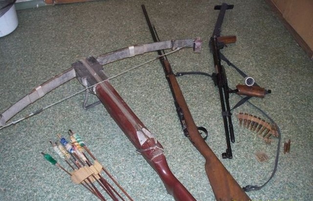 Część "arsenału" znalezionego przez policjantów u sandomierzanina.