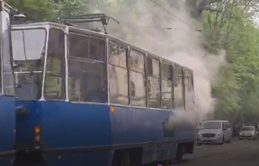 Kłęby dymu i zamieszanie z tramwajem MPK w centrum Krakowa          