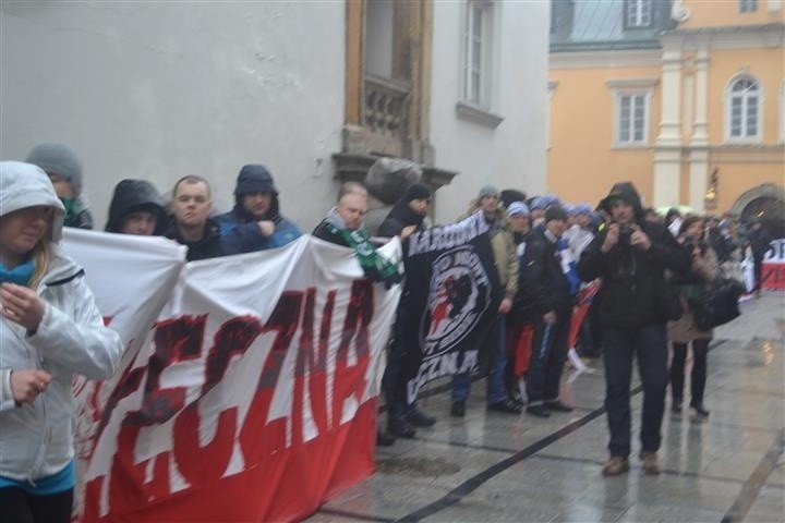 Częstochowa: Piłkarscy kibice opanowali jasnogórski szczyt. To już ich siódma pielgrzymka [ZDJĘCIA]