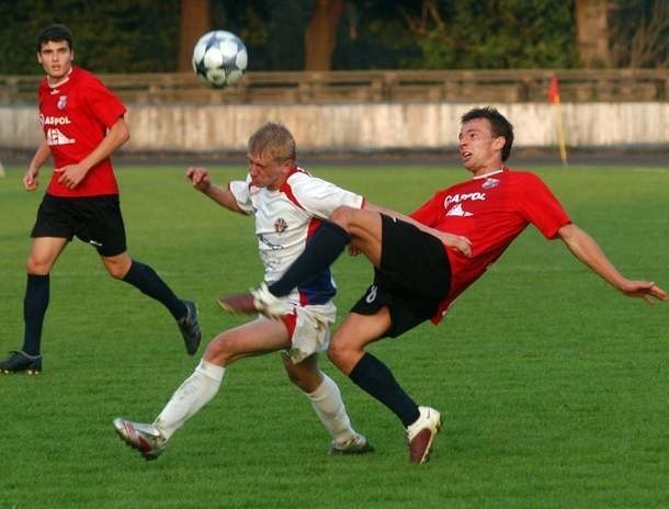 Karpaty Krosno (czerwone koszulki) przegrały z Podlasiem Biała Podlaska 0-1.