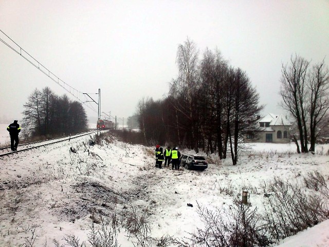 Na przejeździe kolejowym pod Zgierzem w Marcjance zginął kierowca, który wjechał wprost pod pociąg relacji - Warszawa - Łódź