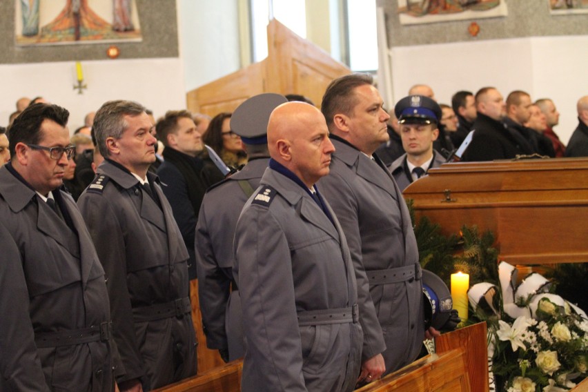 Ostatnie pożegnanie aspiranta Krzysztofa Węglińskiego z Tarnobrzega - policjanta, który zginął w wypadku jadąc na służbę  [ZDJĘCIA]