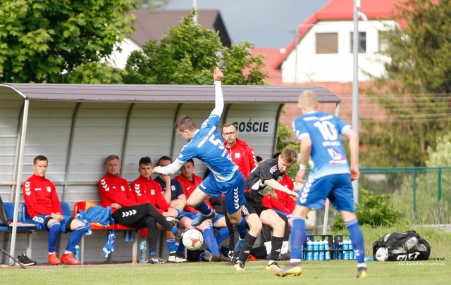 W ciekawych derbach powiatu kieleckiego w czwartej lidze Spartakus Daleszyce pokonał Moravię Anna-Bud Morawica 2:0. Spartakus Daleszyce – Moravia Anna-Bud Morawica 2:0 (1:0)Bramki: Maciej Żądło 6, Michał Jeziorski 90 z karnego.Spartakus: Dutka – Ostrowski, Pietrzyk, Marcin Dziubek, Hernik (79 W. Brożyna) – Patryk Raczyński, Jeziorski, Wołowiec, Ł. Górski (83 Dziedzic), Żądło – Smolarczyk (74 Maciejski).Moravia: Kochel – B. Wysocki (54 Miszczyk), Mateusz Zawadzki, B. Młynarczyk, W. Młynarczyk  (81 Garbala) – Horna, Rabiej, Gilewski (86 Kamil Kubicki), Ł. Zawadzki – Michał Rybus (71 Terech), Pryjmak.Żółte kartki: W. Młynarczyk, Horna.Sędziował: Jakub Pieron.Zdjęcia z meczu na kolejnych slajdach. 