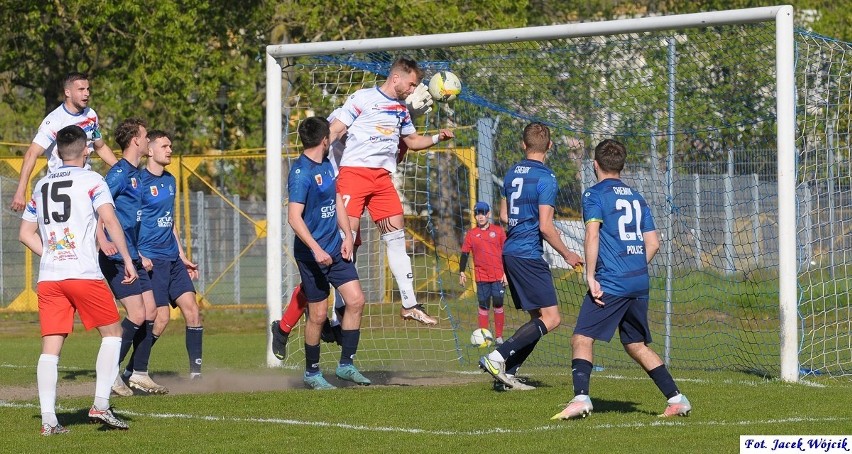 Dominik Chromiński strzela pierwszego gola w meczu Gwardii...