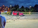 Wypadek na ul. Stella-Sawickiego w Krakowie. Bus, w którym jechało siedem osób zderzył się z autem osobowym