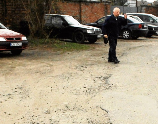 Ludzie przyjeżdżający do MPK czy Wydziału Komunikacji UM stawiają samochody na placu pełnym dziur – narzeka Kazimierz Kamiński. – To wstyd dla miasta i instytucji, do których parking przynależy