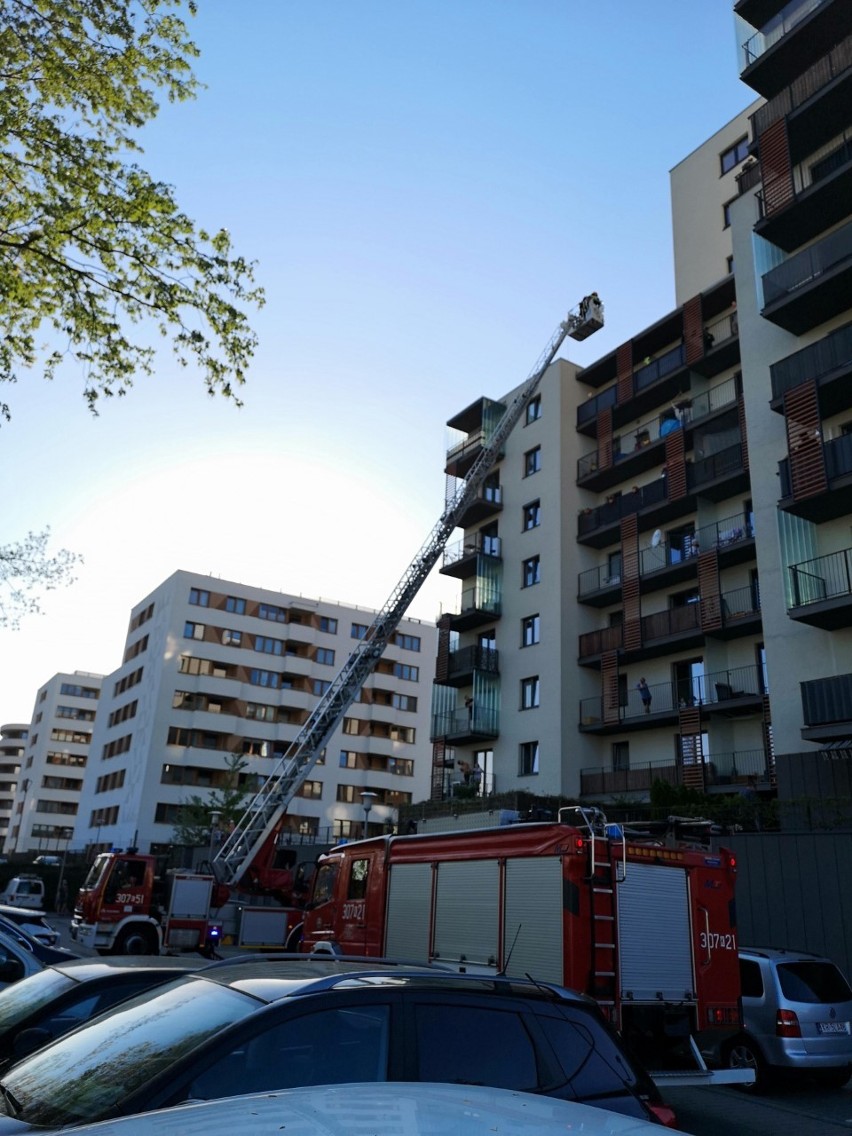 Kraków. Strażacy na pomoc mamie zamkniętej przez dziecko na balkonie [ZDJĘCIA]