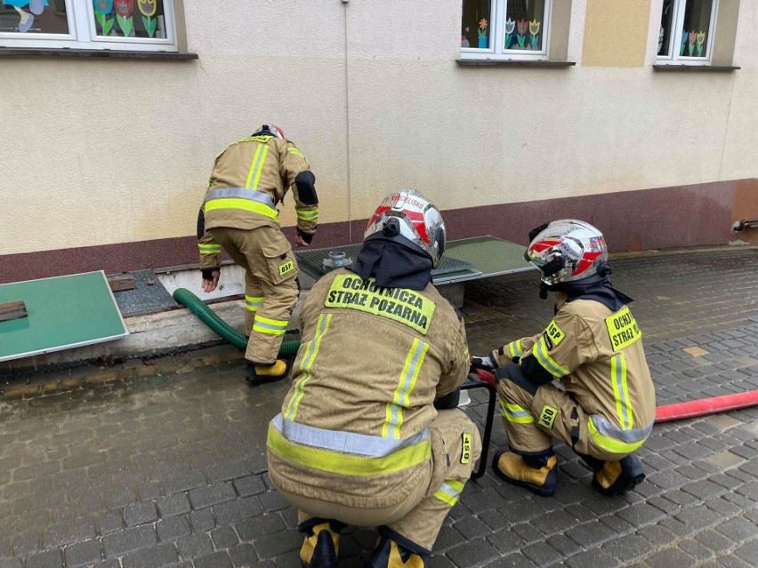 Deszcz na Podhalu. Zalana szkoła, podtopione budynki. Strażacy wypompowują wodę z budynków [ZDJĘCIA]