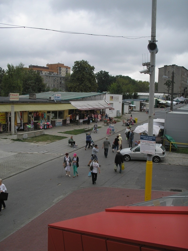 Obraz z kamery obejmuje znaczną część ul. Ceglanej. Na...