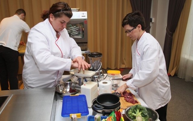 Wioletta Radziejewska (z lewej) i Alicja Podstawka przygotowały zupę-krem z kalafiora z serem Dor Blue i befsztyk z polędwicy wołowej.