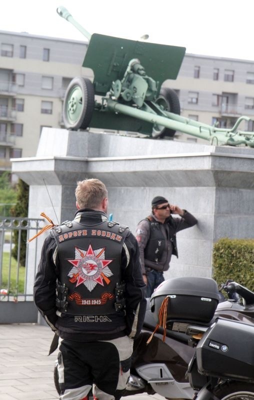 Nocne Wilki jednak we Wrocławiu. Motocykliści złożyli kwiaty na Cmentarzu Żołnierzy Radzieckich