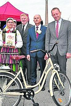 Wiesław Wołkiewicz (drugi z prawej) wygrał rower i wycieczkę do Brukseli