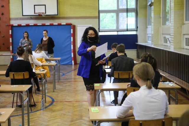 Egzamin ósmoklasisty jest egzaminem obowiązkowym, co oznacza, że każdy uczeń musi do niego przystąpić, aby ukończyć szkołę. Trwa trzy dni. W pierwszym dniu uczniowie napiszą egzamin z języka polskiego.