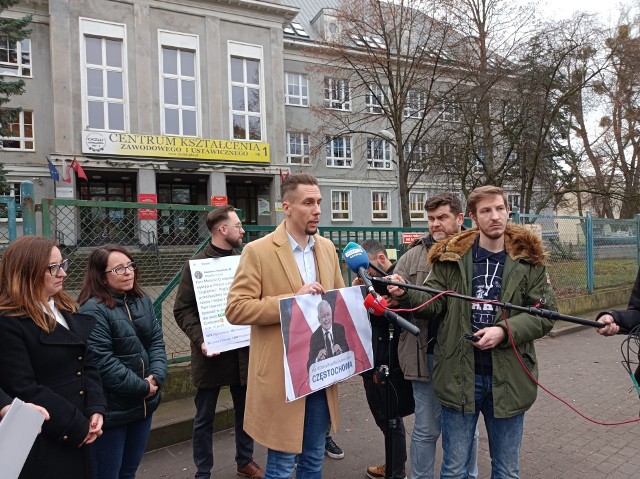 Konferencja prasowa gdańskich radnych KO przed Centrum Kształcenia Zawodowego i Ustawicznego nr 1 w Gdańsku