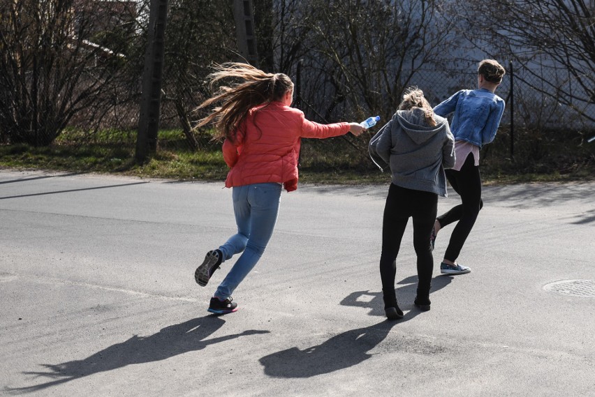 Polewanie się wodą to tradycja, bez której wiele osób nie...