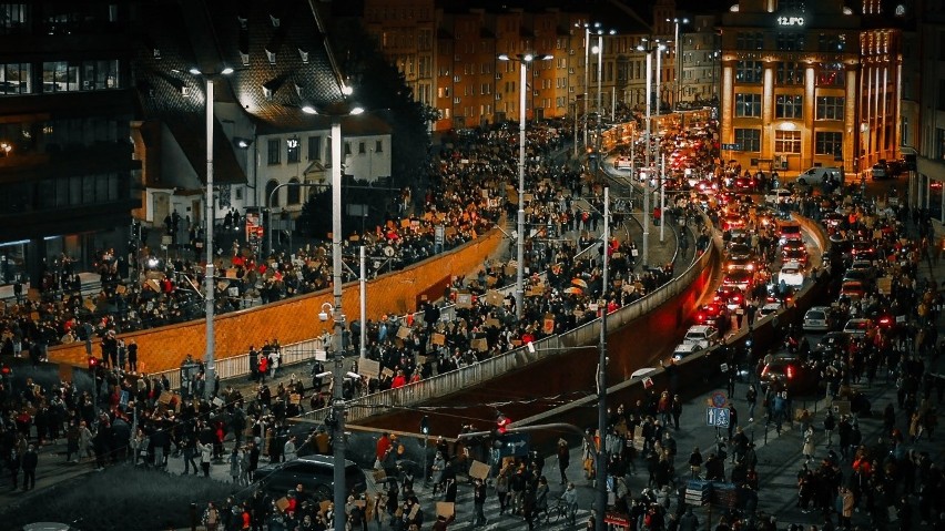 Ataki narodowców na demonstrację we Wrocławiu. „Kopali w głowy, pryskali gazem"