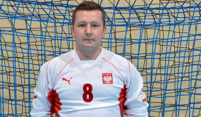 Mateusz Jędrocha (z lewej) trenował w Koronie Kielce, teraz jest mocnym punktem Reprezentacji Polski Księży w piłce nożnej.