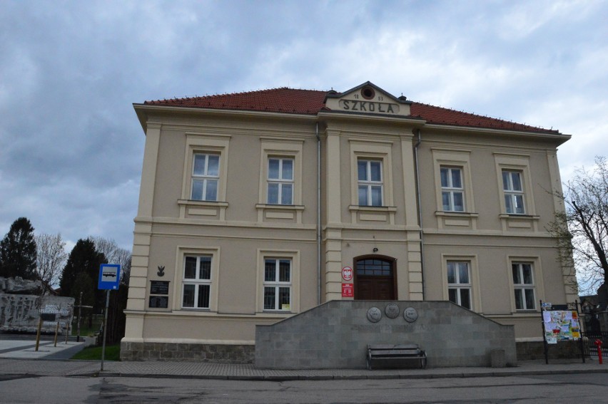 Na budynku "starej szkoły" w Sułkowicach wmurowane są...