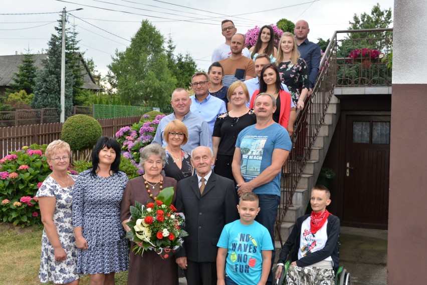 Poznali się w Tumlinie i żyją tutaj już ponad 80 lat. Irena i Marian Markiewiczowie świętowali 60 rocznicę zawarcia małżeństwa