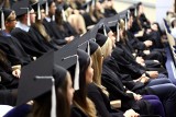 Absolutoria 2022 w Poznaniu: czy absolwenci założą togę i biret w tym roku? Co z zaległymi uroczystościami absolutoryjnymi?