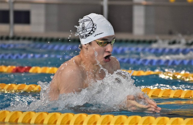 Oliwier Misztal na koniec juniorskiego pływania zdobył pierwsze dwa medale mistrzostw Polski 18-latków, w stylu klasycznym. To w nim się specjalizuje.