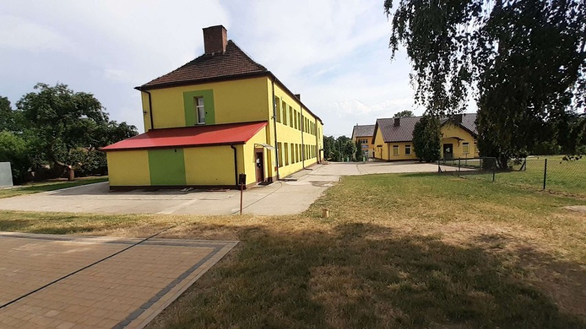 Nowy dach na Szkole Podstawowej w Krzczonowie. Kosztował ponad 220 tysięcy złotych. Stary miał kilkadziesiąt lat. Zobaczcie zdjęcia