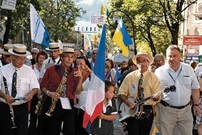Francusko - ukraińsko - polski pochód przyjaźni, który przeszedł Krupówkami z okazji 20 rocznicy podpisania partnerstwa z Saint- Die - des - Voges wzbudził duże zainteresowanie wśród turystów Fot. Bożena Gąsienica