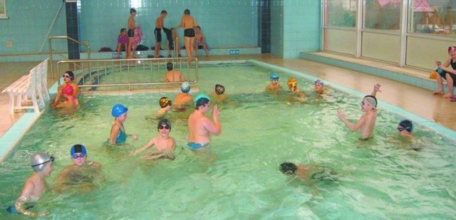Podczas ferii wszyscy uczniowe będą mogli korzystać z krytej pływalni i startować w turniejach piłki wodnej.