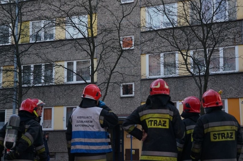 Straż pożarna przyjechała przed blok przy Piastowskiej 21