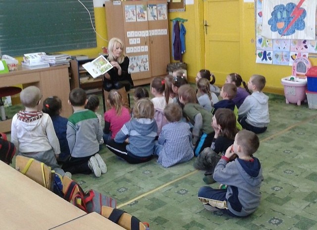 W Szkole Podstawowej w Jedwabnem rodzice czytają maluchom