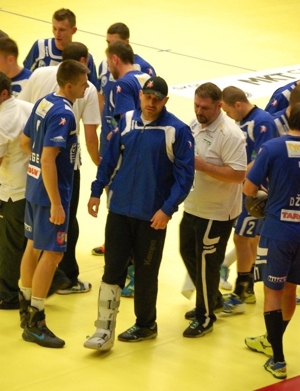 Mimo kontuzji zarówno Kamil Krieger (na pierwszym planie po lewej) i Mirosław Gudz (w środku) dopingują kolegów z ławki rezerwowych.