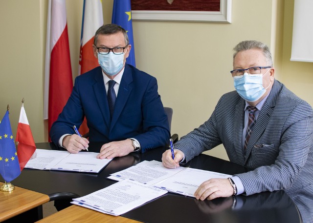 Umowę podpisali szefowie Wodociągów Kieleckich - prezes Henryk Milcarz i dyrektor Karol Jacewicz