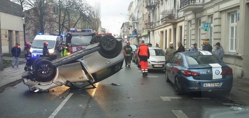 Dachowanie na Wólczańskiej. Jedna osoba przewieziona do szpitala [ZDJĘCIA]