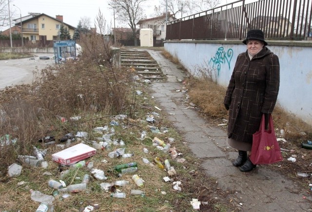 - Te śmieci leżą już od dawna &#8211; mówi Maria Aleksandrug, spotkana na toku ulic Planowej i Garbarskiej w Radomiu