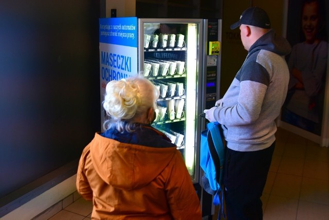 Maseczkomat cieszy się bardzo dużym zainteresowaniem wśród mieszkańców.