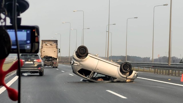 Po dachowaniu na A1 doszło do kolejnego wypadku. Łącznie cztery osoby zostały ranne.