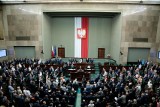 Jak wyniki sondaży poparcia dla partii politycznych z grudnia 2022 roku przekładają się na mandaty do Sejmu w województwie świętokrzyskim? 