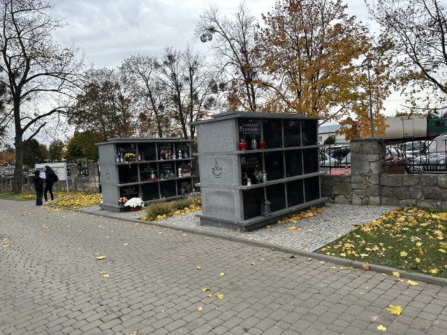 Kolumbarium na Cmentarzu Komunalnym w Sandomierzu powiększa się. Powstaje trzecia ściana na urny.
