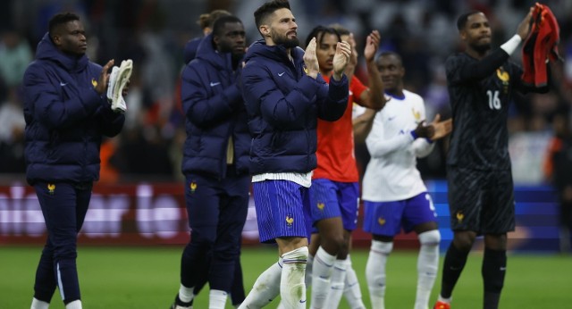Reprezentanci Francji dziękują kibicom za doping w Marsylii w meczu towarzyskim przeciwko Chile (3:2)