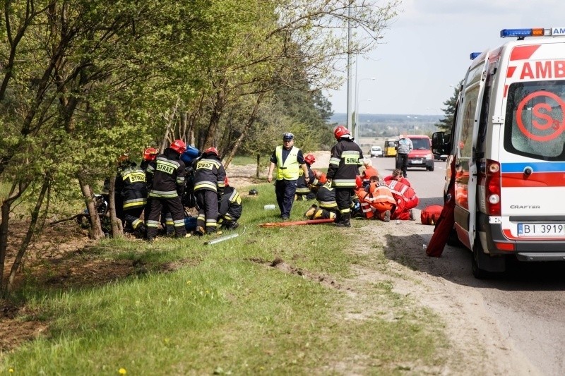 Małżeństwo motocyklistów podróżujące trójkołową maszyną w...