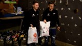 Piłkarze Lechii pakują prezenty w Caritas [FOTO]