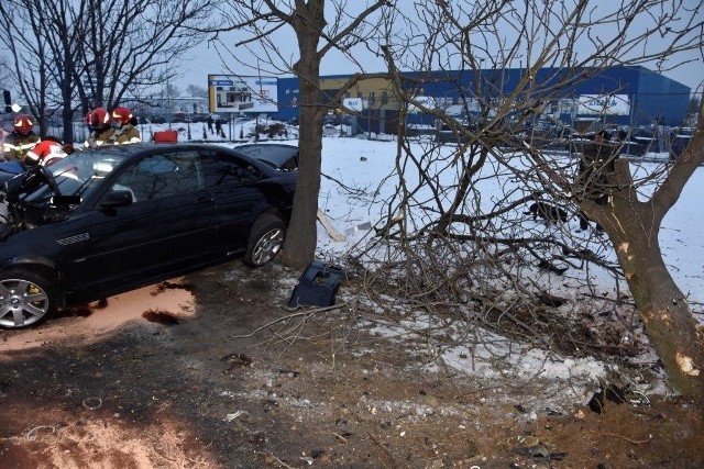Pasażer ze złamaną nogą został zabrany do szpitala. 21-letniemu kierowcy BMW nic poważnego się nie stało