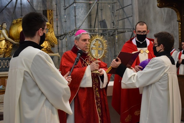 Biskup sandomierski Krzysztof Nitkiewicz przewodniczył Liturgii Wielkiego Piątku w Bazylice Relikwii Drzewa Krzyża Świętego.