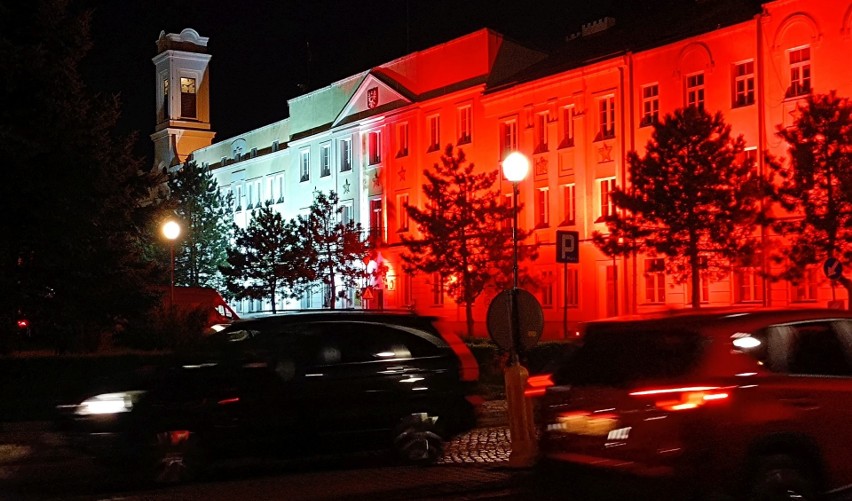 Ostrołęka. Patriotyczna iluminacja ostrołęckiego ratusza i dzwonnicy kościoła farnego. 1.05.2022. Zdjęcia