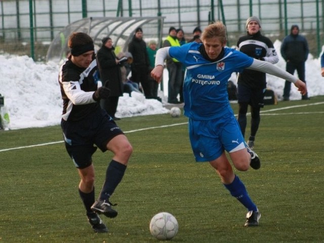 Pomorze (niebieskie koszulki) wygrało 3:0. Czarni (czarne stroje) zremisowali 1:1.