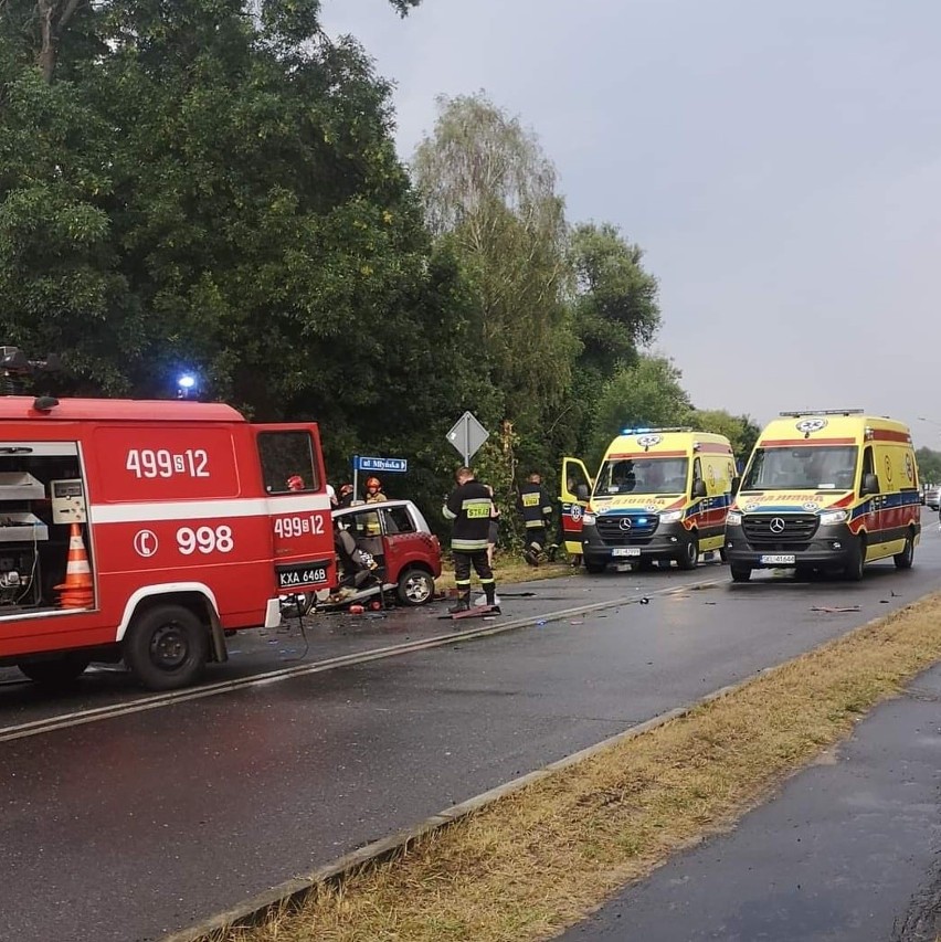 Sobotni wypadek w Krzepicach. W szpitalu zmarła pasażerka...